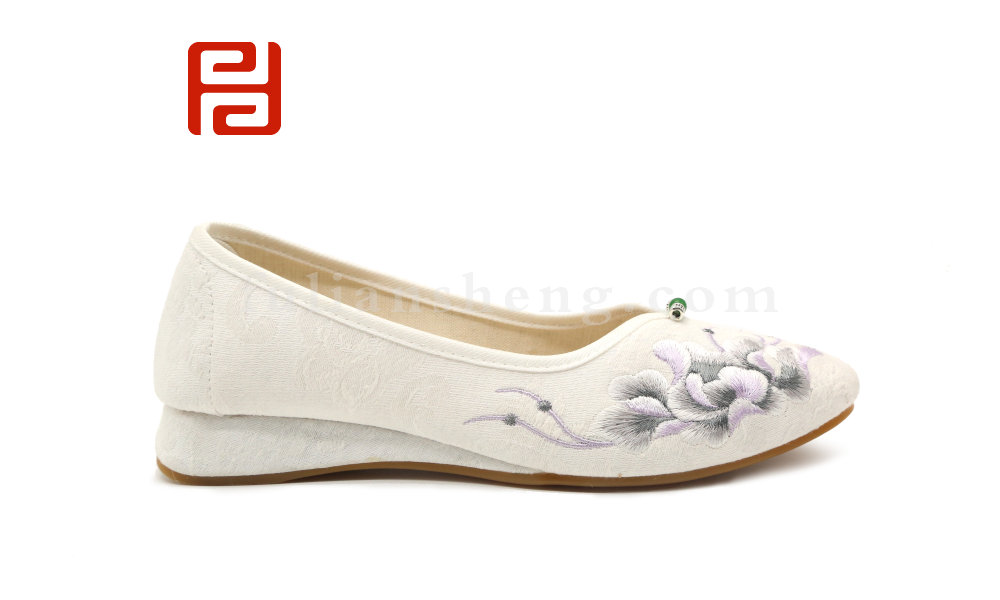 福連升老北京布鞋女春漢服鞋子女古風(fēng)淡雅坡跟繡花鞋圖片