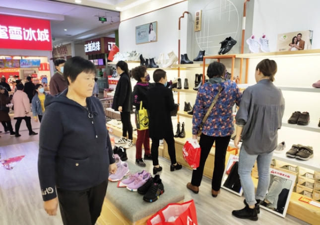 鞋子品牌加盟-現(xiàn)在鞋子品牌特別多，選擇哪個(gè)加盟更具有吸引力呢？