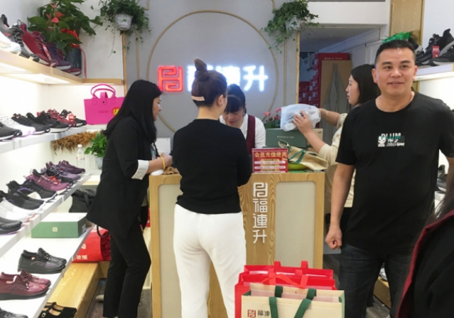 鞋店如何通過“鞋子以舊換新”的活動(dòng)盈利？