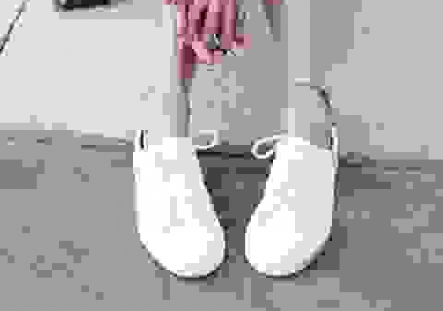 白鞋子發(fā)黃有什么辦法變白-白色帆布鞋發(fā)黃，怎么洗才能變白？